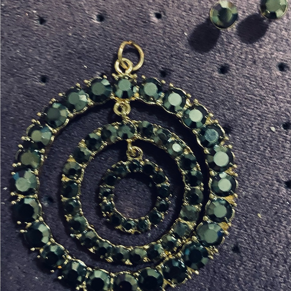 Chic Dark Emerald Green Crystal Pendant and Stud Earrings